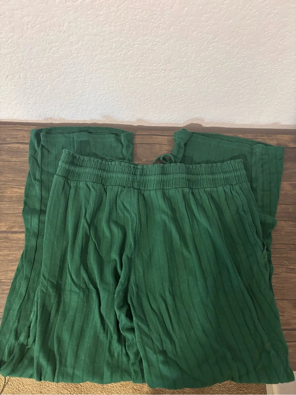 Green pants size large - Picture 2 of 3